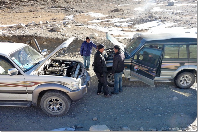 101105_P1020355_China, in Tibet, Mount Everest Region, defekter Jeep, Reparatur