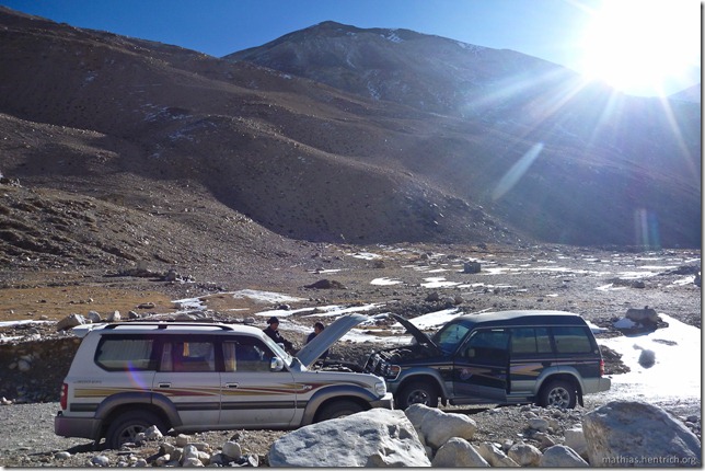 101105_P1020356_China, in Tibet, Mount Everest Region, defekter Jeep, Sonnenaufgang