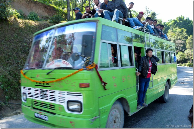 101106_P1020498_Nepal, nach Kathmandu, unterwegs, voller Bus