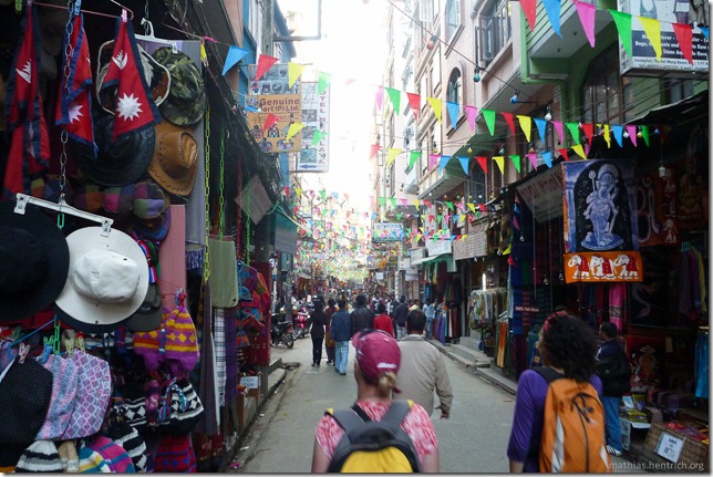 101106_P1020508_Nepal, Kathmandu, Thamel, geschmückte Straße