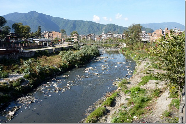 101108_P1020532_Nepal, Kathmandu, unterwegs, vermüllter Fluss