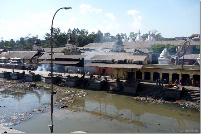 101111_P1020634_Nepal, Kathmandu, Pashupatinath Krematorium, Verbrennungsstellen