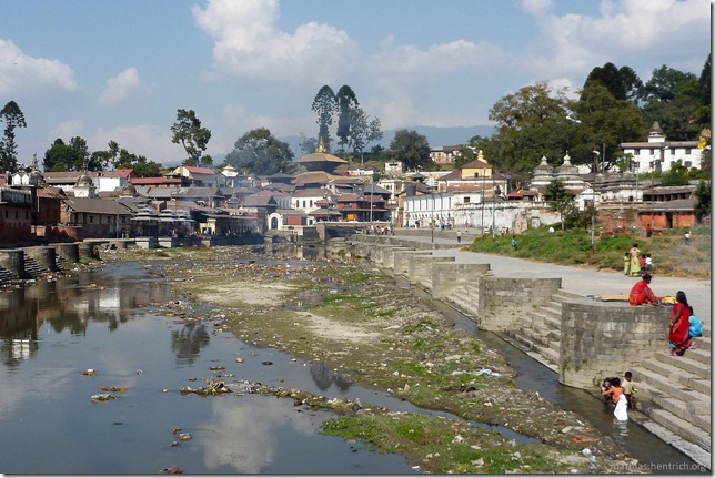 101111_P1020640_Nepal, Kathmandu, Pashupatinath Krematorium, Fluss