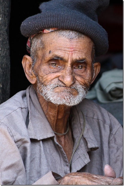 101111_TS-IMG_2896_Nepal, Kathmandu, unterwegs, alter Mann