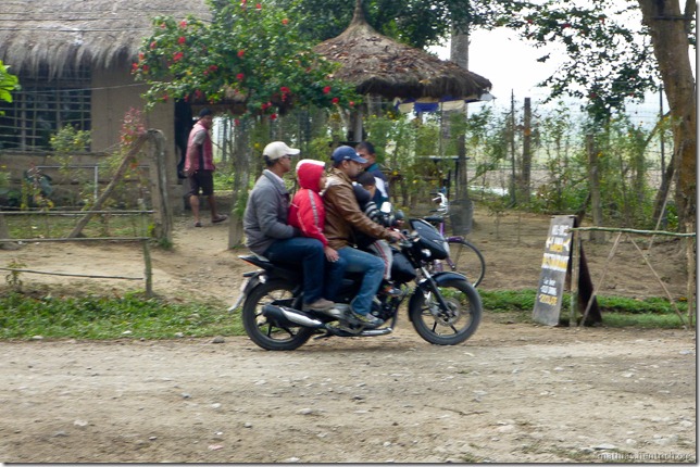 101113_P1020798_Nepal, Chitwan Nationalpark, Unterkunft, Moped, zu viert