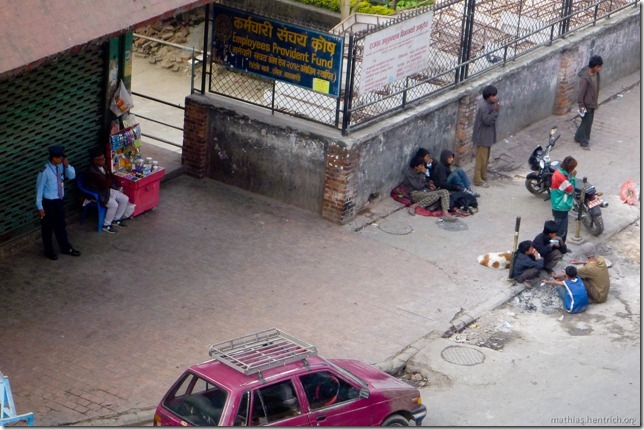 101116_P1030126_Nepal, Kathmandu, Thamel, Hotelausblick, Strassenkinder, Polizist