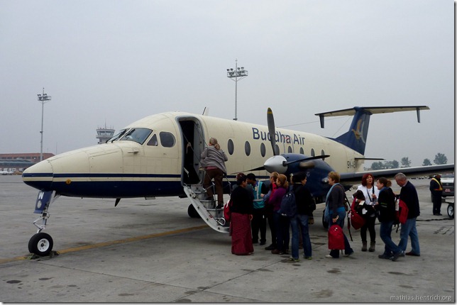 101118_P1030142_Nepal, Kathmandu, Flughafen, Flugzeug nach Bhutan, außen