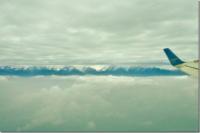 101118_P1030152_nach Bhutan, im Flugzeug, über den Wolken, zwischen den Wolken