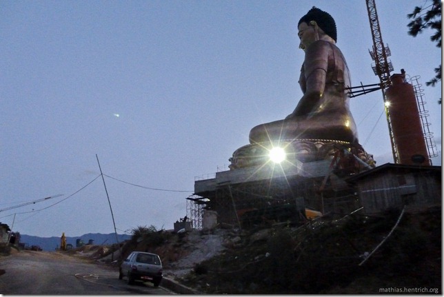 101119_P1030421_Bhutan, Thimphu, Buddha Dordenma Statue, bei Dämmerung