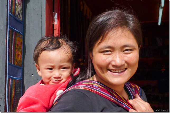 101120_P1030480_Bhutan, Thimphu, vor Shop, Frau mit Kind
