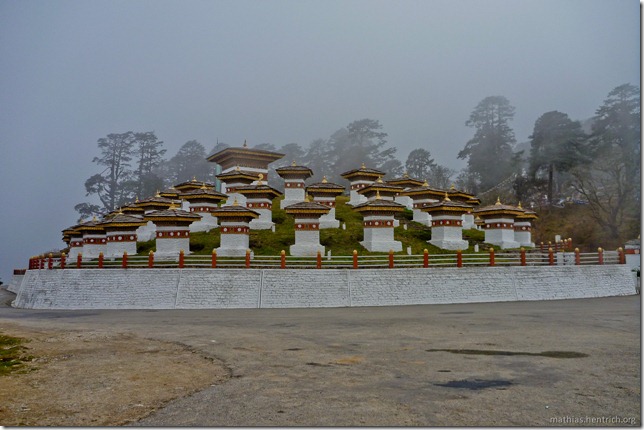 101120_P1030497_Bhutan, , Dochu La 108 stupa, Vorderseite