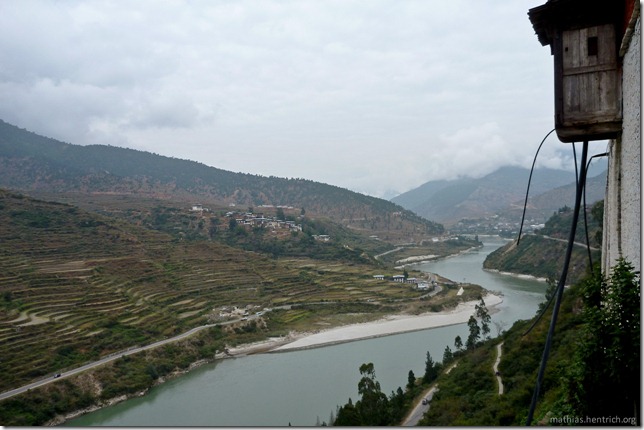 101121_P1030536_Bhutan, Wangdue Phodrang, Wangdue Phodrang Dzong, Sicht nach draussen