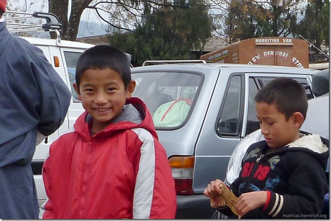 101121_P1030539_Bhutan, unterwegs, unterwegs, lachendes Kind