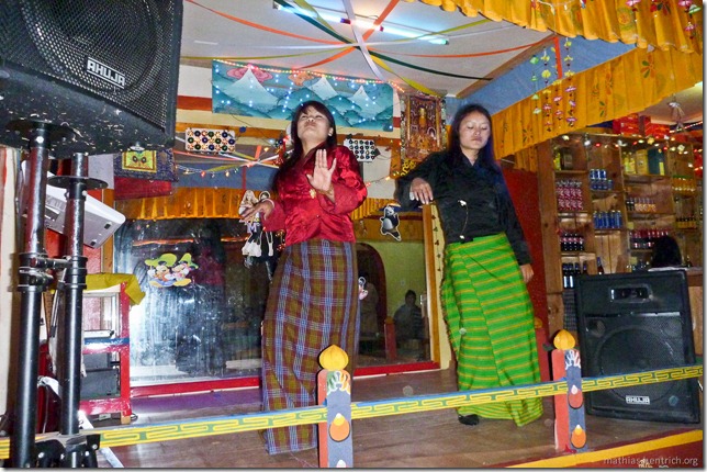 101121_P1030566_Bhutan, Paro, Karaoke-Club, Tanz