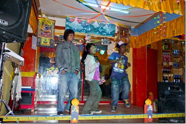 101122_P1030573_Bhutan, Paro, Karaoke-Club, Tanz
