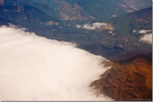 101122_P1030592_zwischen Bhutan und Nepal, im Flugzeug, Himalaya, Wolkengrenze