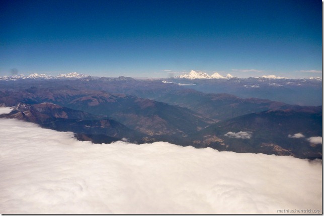 101122_P1030594_zwischen Bhutan und Nepal, im Flugzeug, Himalaya, Wolkengrenze